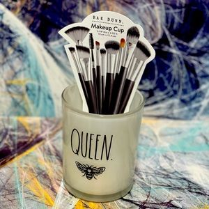 Makeup cup and 150 elastics jar brand new.